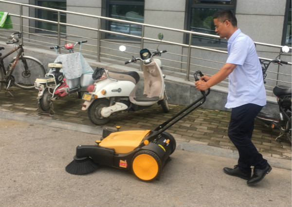 手推式掃地機(jī).jpg 手推式掃地機(jī).jpg